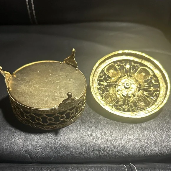 Vintage Metal Casket. Vintage Catchall. Footed Jewelry Holder - Picture 4 of 4